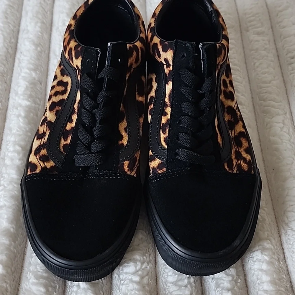 Vans Old Skool Leopard Print Low-Top Unisex Sneakers with Black Accents - Picture 2 of 6
